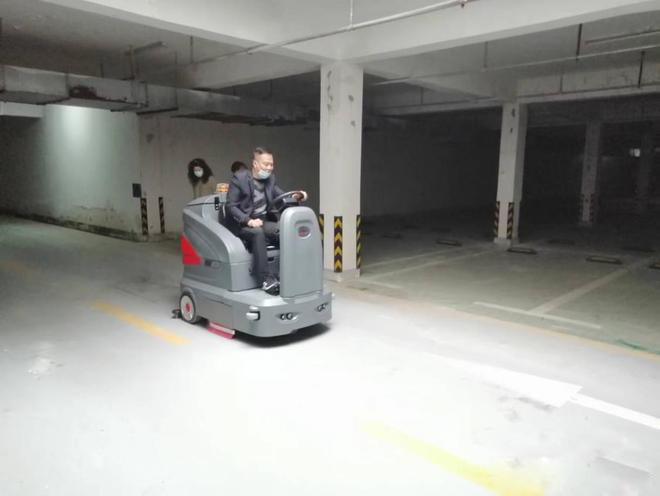 丰台小区物业保洁不用人力改用驾驶式洗地机了